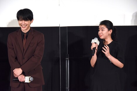 左から吉沢亮、アリまらい果。