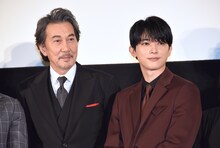 左から役所広司、吉沢亮。