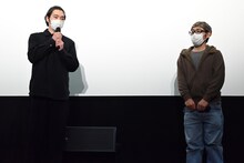 左から柄本佑、加藤一浩。