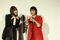 左から玉城ティナ、松本穂香。