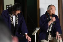 「高橋一生がお菓子を大量に食べている」とバラす橋爪功（右）と、顔を上げられない高橋一生（左）。