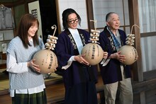 「6秒間の軌跡～花火師・望月星太郎の憂鬱」の制作発表会見の様子。特製の名前入り花火玉をプレゼントされ喜ぶ本田翼（左）、高橋一生（中央）、橋爪功（右）。