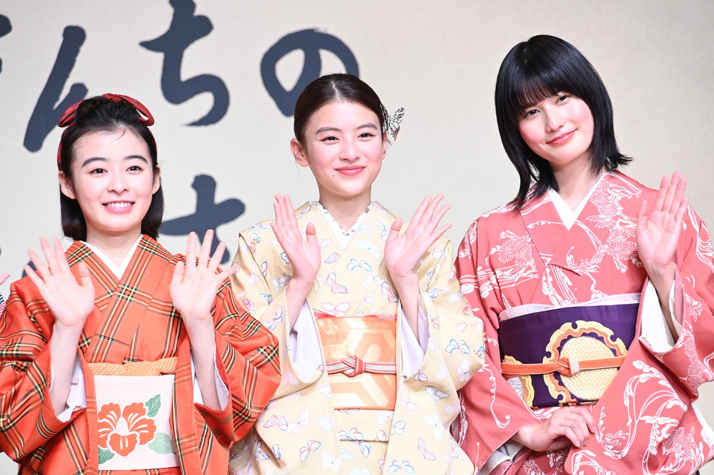左から森七菜、出口夏希、橋本愛。