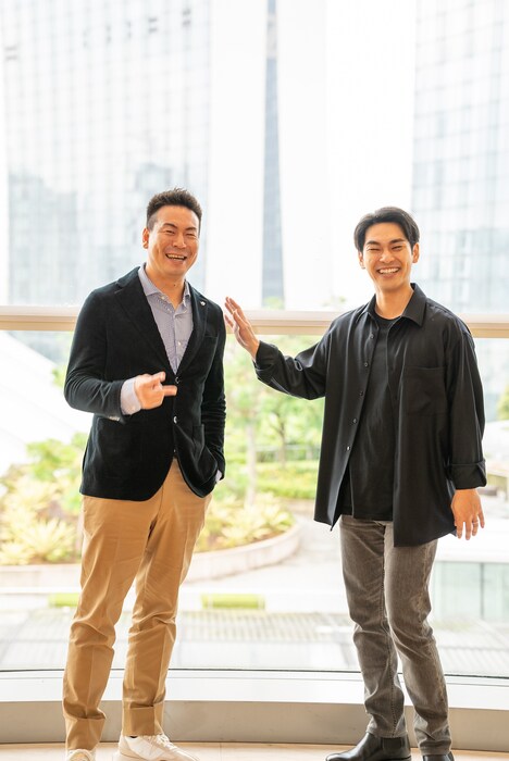 左から片山慎三、柳楽優弥。