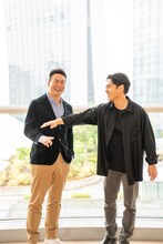 左から片山慎三、柳楽優弥。