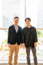 左から片山慎三、柳楽優弥。