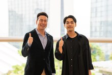 左から片山慎三、柳楽優弥。