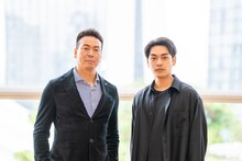 左から片山慎三、柳楽優弥。