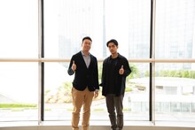 左から片山慎三、柳楽優弥。