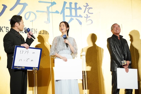 「ロフトかハンズか」で盛り上がる阿部サダヲ（左）と上戸彩（中央）、笑いながら話を聴く柳葉敏郎（右）。