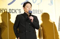 「一生下着脱げないか、一生靴下脱げない」のどちらを選ぶか玉森裕太に問われ、真剣に悩む阿部サダヲ。