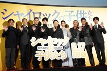 「シャイロックの子供たち」完成披露舞台挨拶にて、左から本木克英、柄本明、杉本哲太、玉森裕太、阿部サダヲ、上戸彩、柳葉敏郎、佐藤隆太、佐々木蔵之介。