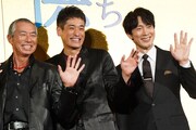 左から柳葉敏郎、佐藤隆太、佐々木蔵之介。