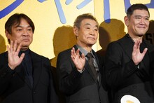 左から本木克英、柄本明、杉本哲太。