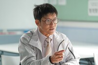 駿河太郎演じる安川龍平。