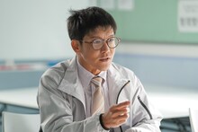 駿河太郎演じる安川龍平。