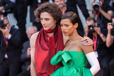 第79回ヴェネツィア国際映画祭にて、左からティモシー・シャラメ、テイラー・ラッセル。