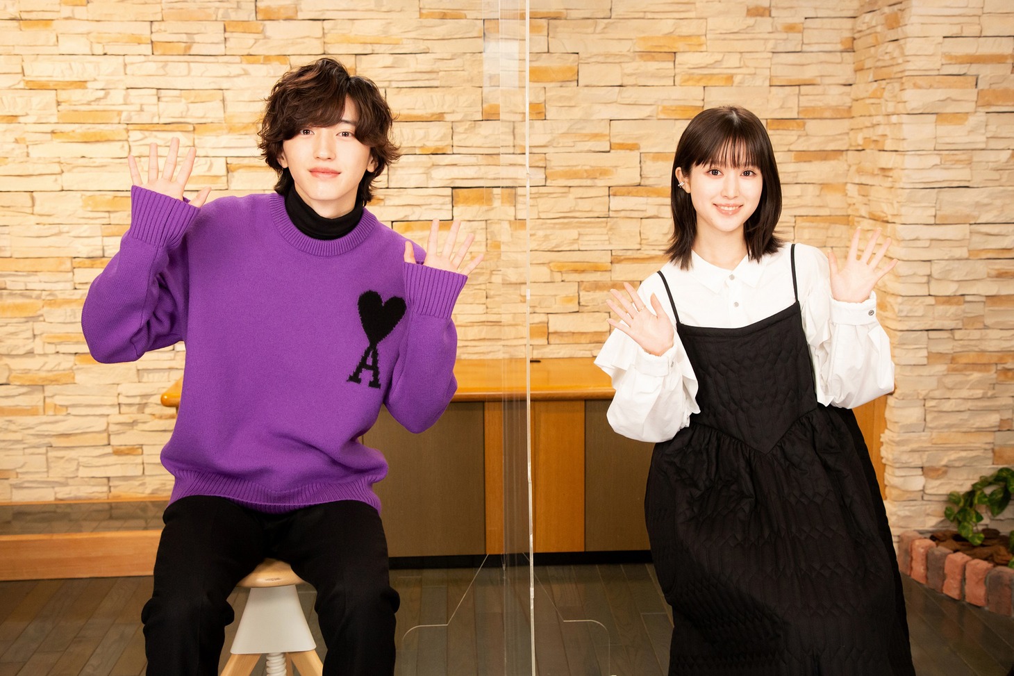 左から道枝駿佑、福本莉子。