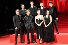 「レジェンド＆バタフライ」ジャパンプレミアの様子。前列左から伊藤英明、木村拓哉、綾瀬はるか、中谷美紀。後列左から音尾琢真、宮沢氷魚、市川染五郎、大友啓史。