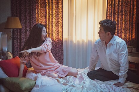 「ジャンルだけロマンス」場面写真 (c)2021 NEXT ENTERTAINMENT WORLD & BELIEF.All Rights Reserved.