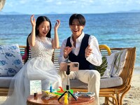 「恋するプライベートアイランド」より、ミチ（左）と西川俊介（右）。