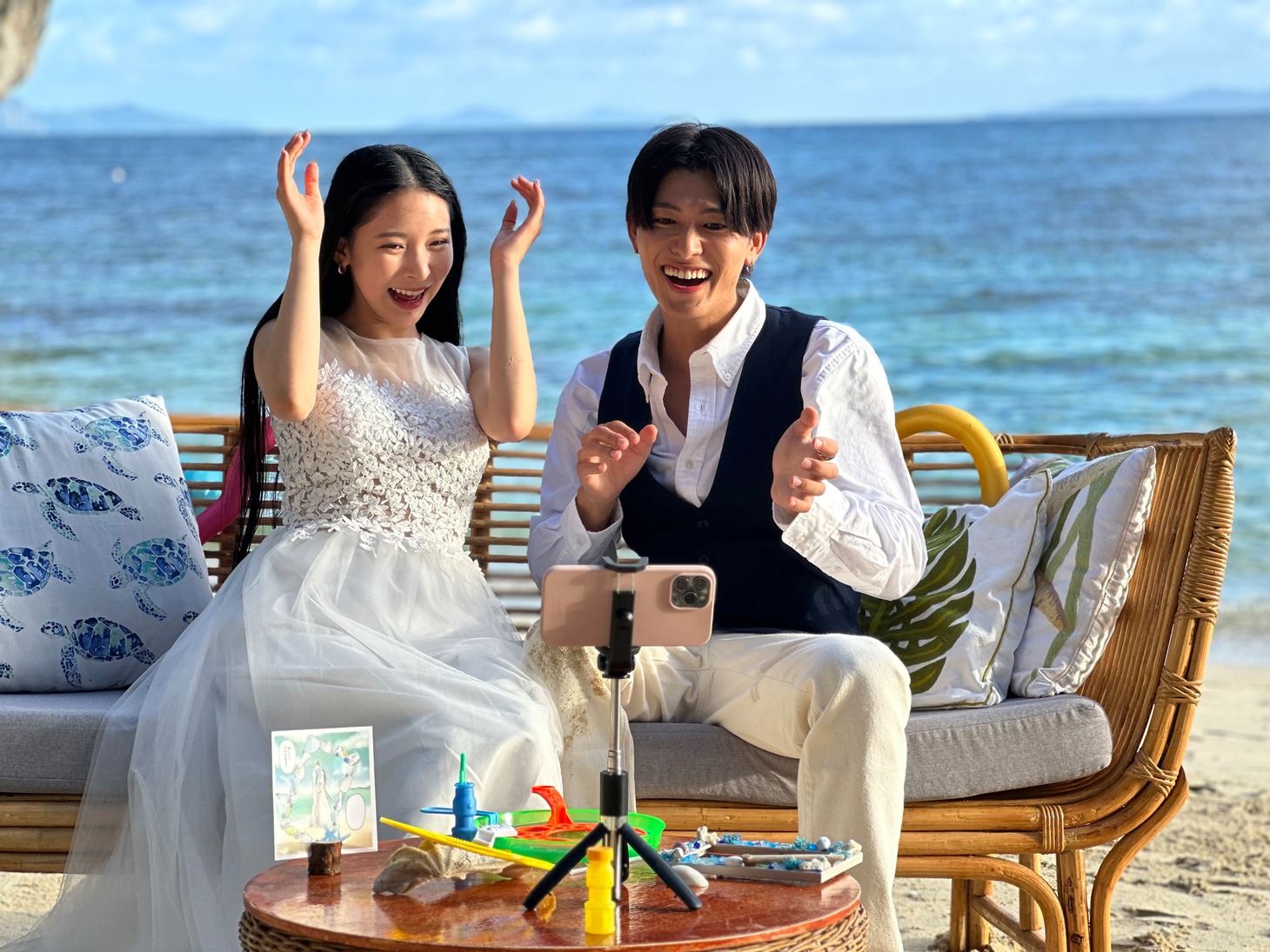 「恋するプライベートアイランド」より、ミチ（左）と西川俊介（右）。