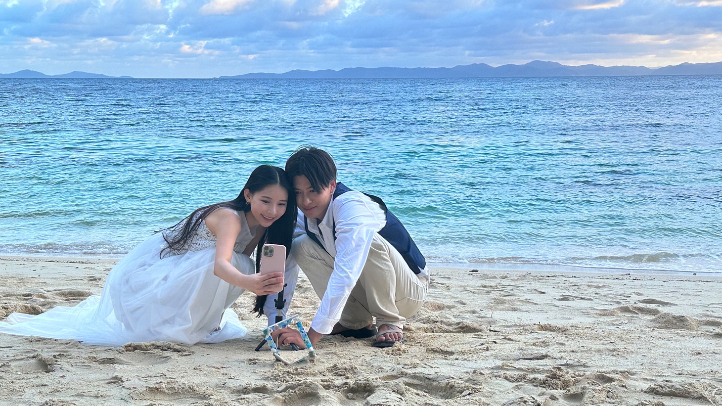 「恋するプライベートアイランド」より、ミチ（左）と西川俊介（右）。