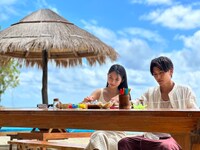 「恋するプライベートアイランド」より、ミチ（左）と西川俊介（右）。