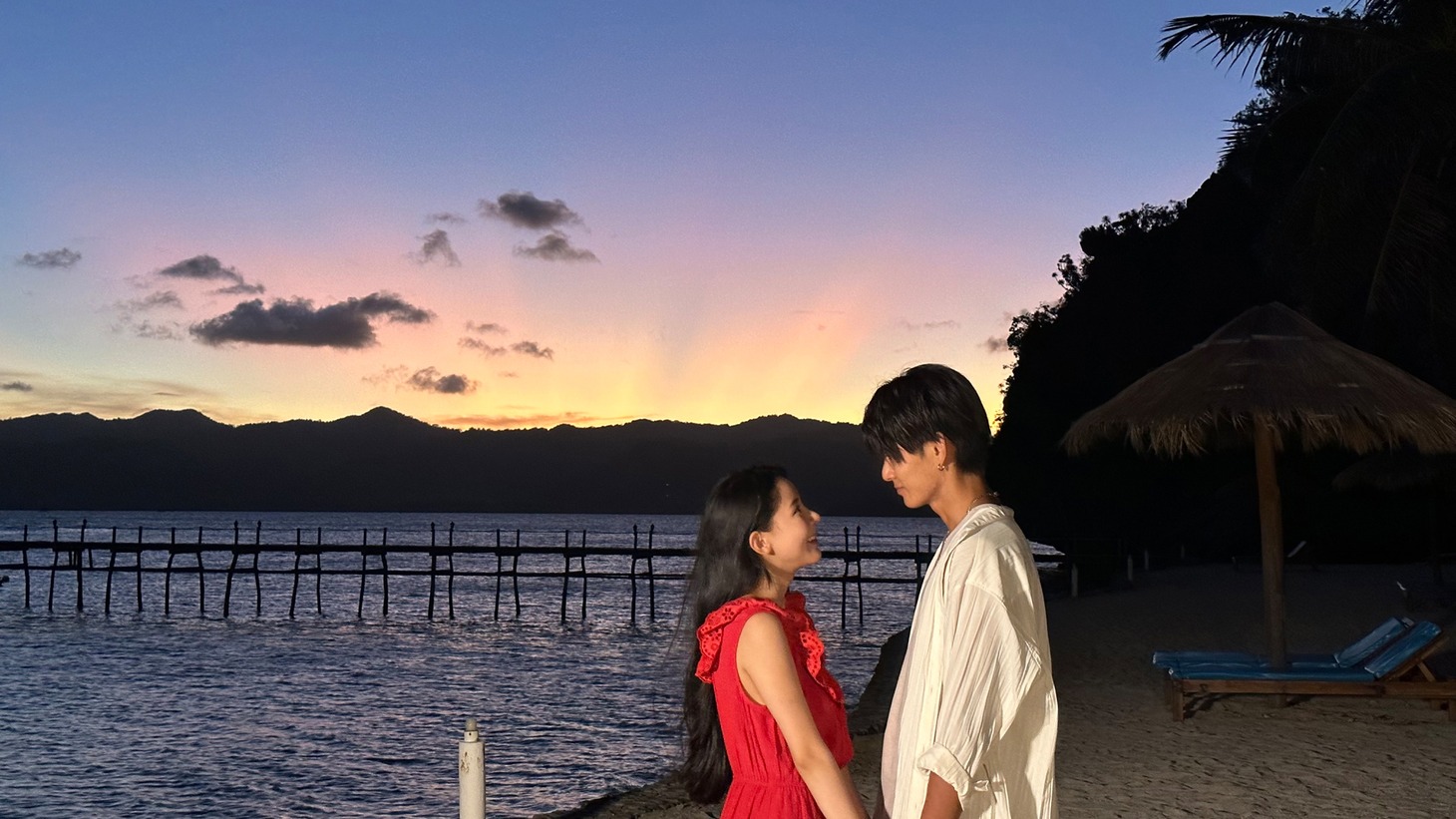 「恋するプライベートアイランド」より、ミチ（左）と西川俊介（右）。
