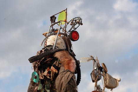 「デブリーズ」場面写真