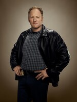 「パムの秘密－ある主婦の知られざる顔－」より、マック・ブラント。