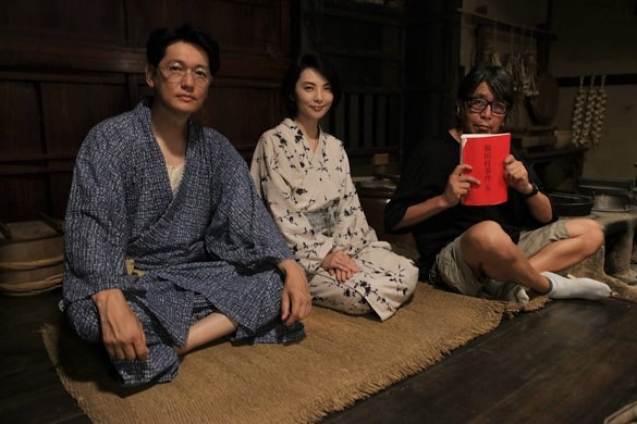 クランクイン時の井浦新（左）、田中麗奈（中央）、森達也（右）。