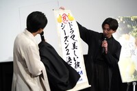 左から萩原利久、八木勇征。