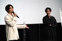 左から萩原利久、八木勇征。