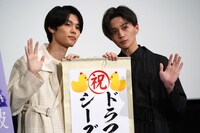 左から萩原利久、八木勇征。