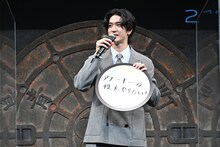 2023年の抱負を、“穴”にちなんで「アナーキーな役をやりたい！」と答える中島裕翔。