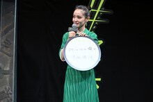 2023年の抱負を、“穴”にちなんで「スケジュールの穴を大切に過ごす」と答える奈緒。