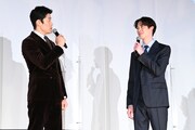 左から鈴木亮平、宮沢氷魚。