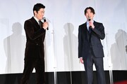左から鈴木亮平、宮沢氷魚。