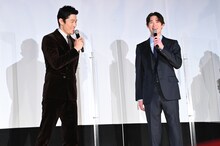 左から鈴木亮平、宮沢氷魚。