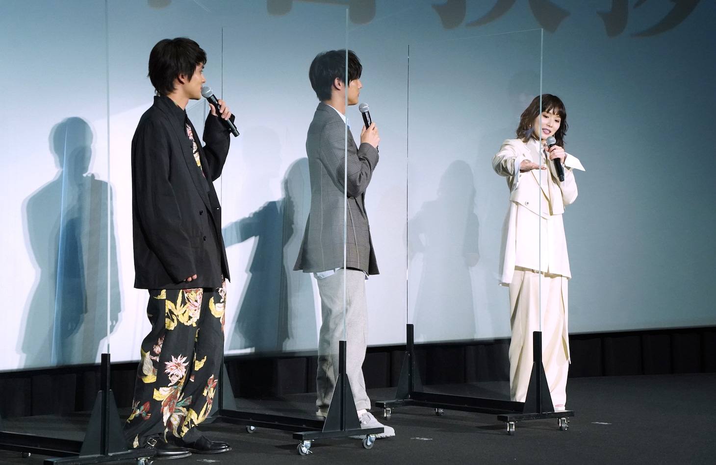 中学1年生の頃の北村匠海（左）の身長を手で表す松岡茉優（右）。