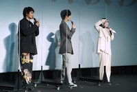 中学1年生の頃の北村匠海（左）の前髪の位置を手で表す松岡茉優（右）。