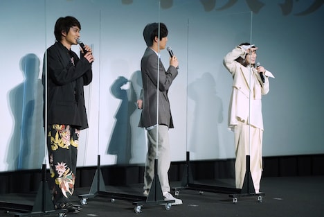 中学1年生の頃の北村匠海（左）の前髪の位置を手で表す松岡茉優（右）。