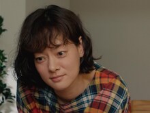 市川実日子演じる詩織。