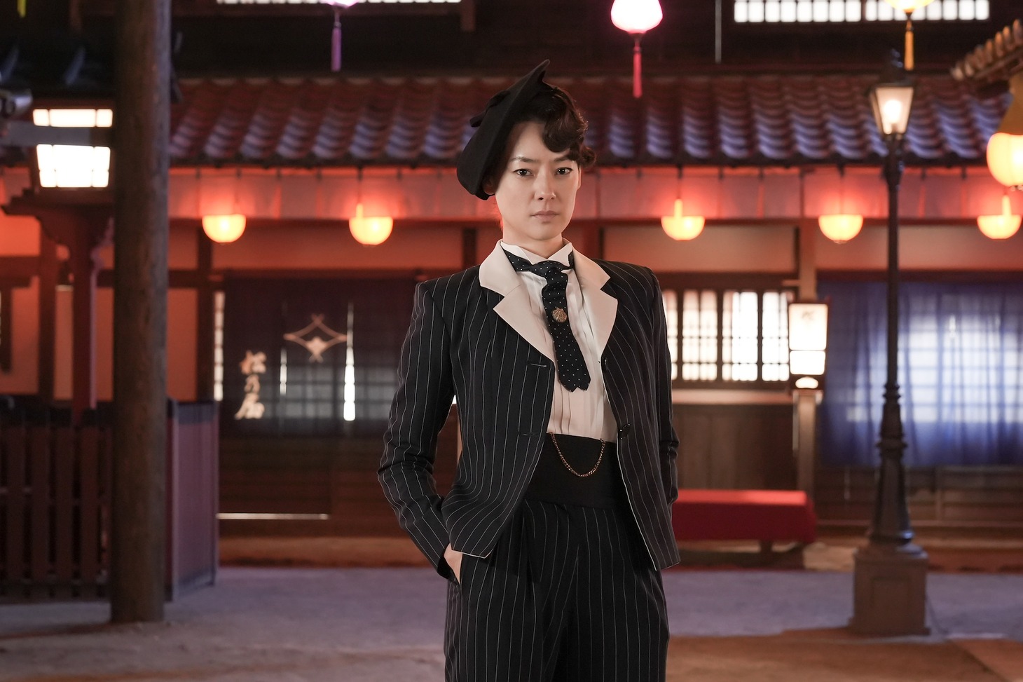 市川実日子演じる男装の麗人。