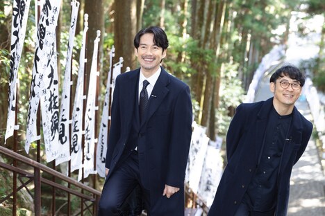 左から竹野内豊、田中亮。