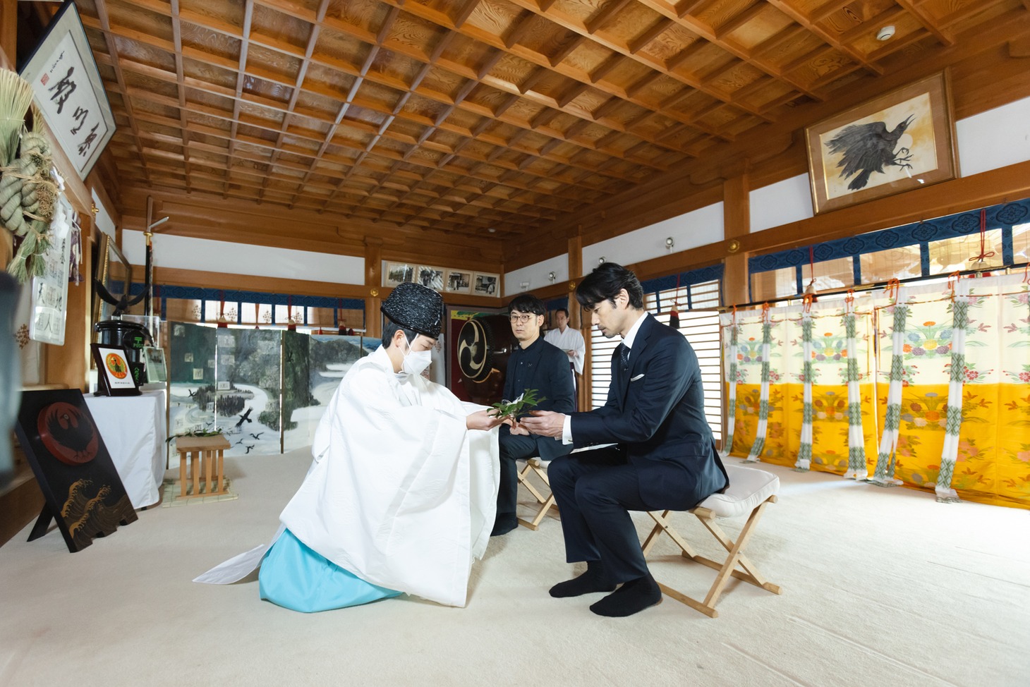 祈祷を受ける竹野内豊、田中亮。