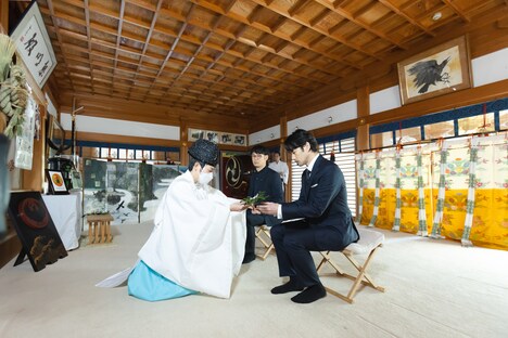 祈祷を受ける竹野内豊、田中亮。