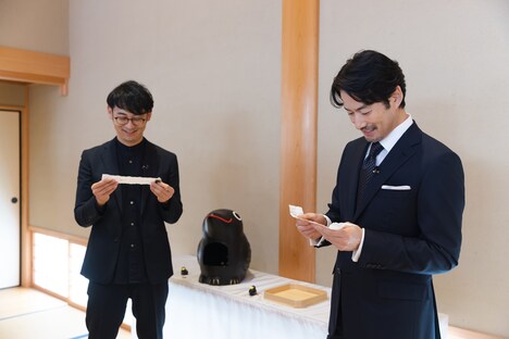 おみくじを引いた田中亮（左）、竹野内豊（右）。