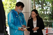 「連続ドラマW ギバーテイカー」メイキング写真。左から鈴木浩介、中谷美紀。